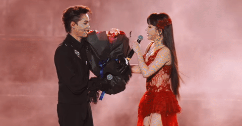 Tang Duy Tan gave Bich Phuong roses and said sweet words that sounded like a marriage proposal.