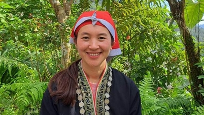 Cô gái Dao 'đổi đời' nhờ làm du lịch, đón khách Tây đến cày ruộng, hái rau