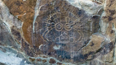 Descubra las tallas del dios del sol en las rocas de China.