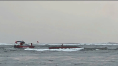 Five fishermen rescued after their fishing boat capsized at Nhat Le estuary.
