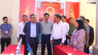 Le président du Comité central d'inspection, Tran Sy Thanh, effectue une inspection sur place du bureau de vote n° 38, quartier de Buon Ma Thuot.