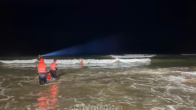 Las autoridades buscan urgentemente a un joven que fue arrastrado por las olas mientras nadaba y está desaparecido.