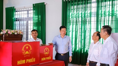 Der Vorsitzende des Wahlkomitees der Provinz Lam Dong inspiziert die Wahlvorbereitungen in den Wahlbezirken von Gia Nghia.