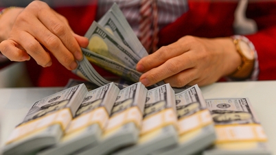 Giá USD ngân hàng tăng kịch trần, USD tự do lên sát 27.000 đồng/USD