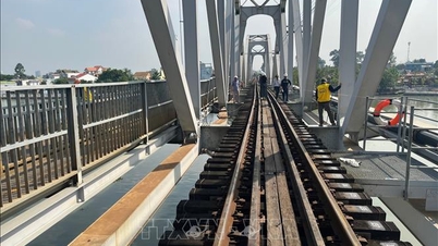 Industri perkeretaapian memperkirakan kerugian sekitar 140 miliar VND akibat tabrakan tongkang dengan Jembatan Ghenh.