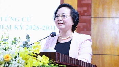 Başbakan Yardımcısı Pham Thi Thanh Tra, seçmenleri maaş reformu ve idari prosedürlerin azaltılmasına yönelik yol haritası hakkında bilgilendirdi.