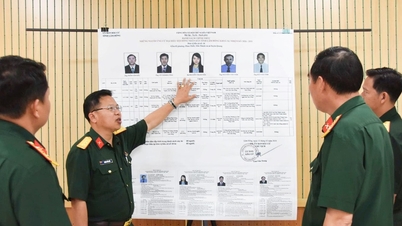 Inspekce příprav na volby v jednotkách ozbrojených sil v Phan Thietu.