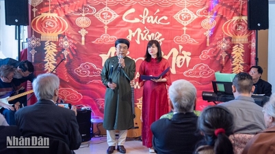 Vietnamesiska utlandsboende i Frankrike firar månnyåret med melodier från sitt hemland.