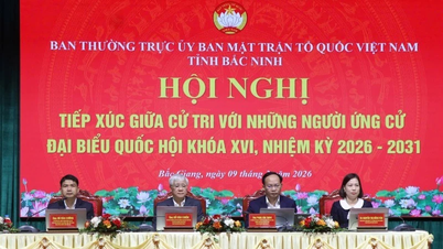 El vicepresidente de la Asamblea Nacional, Do Van Chien, se reúne con votantes en Bac Ninh.