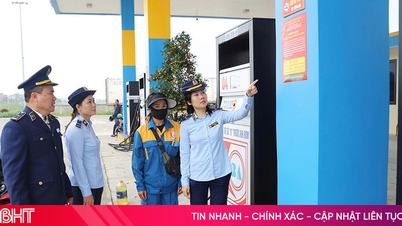 Pasukan manajemen pasar Ha Tinh secara serentak melakukan inspeksi ke stasiun-stasiun bensin.