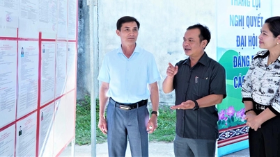 The Chairman of the Quang Ngai Provincial Front inspects election preparations in border communes.