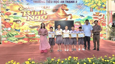"ລົດໃນຝັນ" ອອກມາຈາກເຂດຊາຍແດນຂອງດິນແດນດອກບົວສີບົວ.