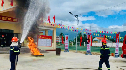 Van Thang beldesi, Trung Dong 1 köyünde yangın söndürme ve kurtarma tatbikatları düzenliyor.
