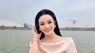 Direktur Xuan Bac mendoakan para wanita memiliki "kulit yang kenyal dan halus," sementara Profesor Madya Tan Nhan memamerkan suaranya yang merdu.