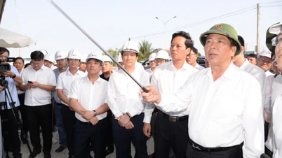 Minister budownictwa przeprowadza inspekcję projektu rozbudowy drogi ekspresowej Ho Chi Minh City-Trung Luong-My Thuan.