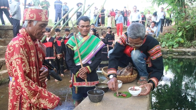 La cérémonie unique de culte de l'eau du peuple Ede dans le village de Hra Ea Tlă, commune de Dray Bhăng.