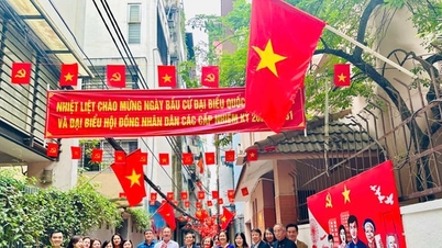 គុណនឹង "ផ្លូវរីករាយ" ដើម្បីអបអរសាទរថ្ងៃបោះឆ្នោត។