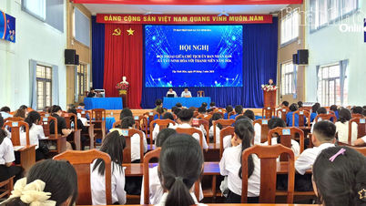Para pemimpin Jawatankuasa Rakyat Komune Tay Ninh Hoa mengadakan dialog dengan belia pada tahun 2026.