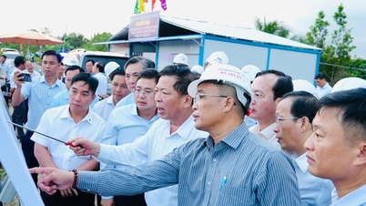 Le ministre de la Construction, Tran Hong Minh, inspecte des éléments supplémentaires du projet d'autoroute My Thuan – Can Tho.