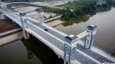 Ninh Binh se pyšní mostem Tan Lang v hodnotě miliardy dolarů s unikátně navrženou vyhlídkovou věží.