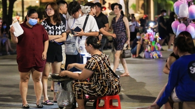 Grillsütőket és marhahúsgombócokat árusító kocsikat szállító utcai árusok özönlöttek a Nguyễn Huế sétálóutcára.