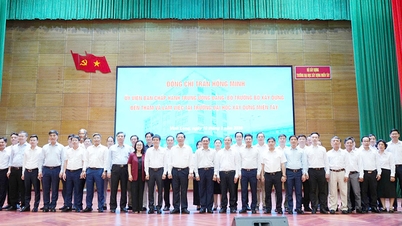 Minister of Construction Tran Hong Minh works with the Western University of Construction.