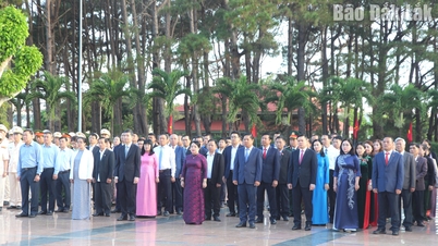 Vizitarea Cimitirului Martirilor Provinciali cu ocazia celei de-a 51-a aniversări a Victoriei de la Buon Ma Thuot.
