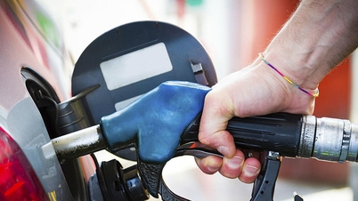 Den Tank vollzutanken, um bei steigenden Benzinpreisen Geld zu sparen: Eine weit verbreitete Angewohnheit, die Ihrem Auto schaden kann.