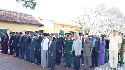 Offering incense to commemorate the revolutionary soldiers who sacrificed their lives at Buon Ma Thuot Prison.