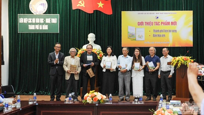 Da Nang: Au fost lansate două colecții de poezie care prezintă frumusețea pământului și a locuitorilor din Quang Nam.