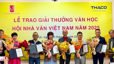 Memberikan penghargaan kepada para penulis dan karya yang memenangkan Penghargaan Sastra Asosiasi Penulis Vietnam tahun 2025.