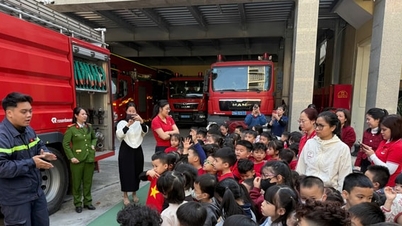 हनोई: 100 से अधिक प्रीस्कूल के बच्चों ने अग्नि सुरक्षा और अग्निशमन के अनुभव में भाग लिया।