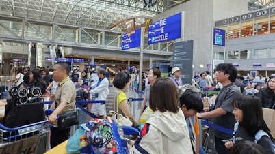 Egy vietnami turistanő „izzadtan” próbál hazajutni a közel-keleti konfliktus eszkalálódása közepette.