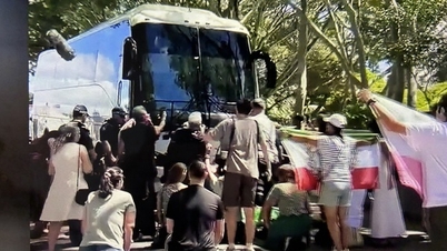 Bus yang membawa tim nasional wanita Iran dihalangi oleh para penggemar saat meninggalkan hotel, menyusul kasus lima orang yang mencari suaka di Australia.