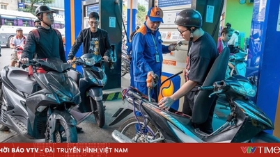 Para pekerja kantoran memarkir mobil mereka dan berbagi tumpangan untuk menghemat bahan bakar.