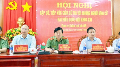 Kandidat til nasjonalforsamlingen møter velgere i Vinh Thong-distriktet.