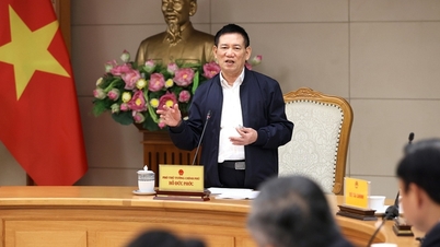 Vicepremier Ho Duc Phoc zat een vergadering voor over de herstructurering van de Vietnamese spoorwegen.