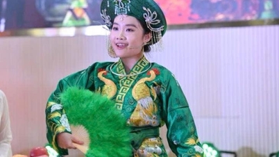 A female student from Hai Phong brings the art of Chau Van singing to the stage in Shanghai.