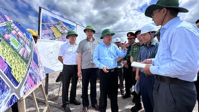 Provinzparteisekretär Thai Dai Ngoc besichtigt den Bau eines mehrstöckigen Internats in Ia Pnon und Ia Dom.