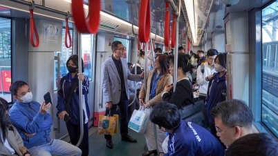 Inwoners van Hanoi reizen met de tram en de bus om geld te besparen.