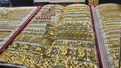 Pod koniec 10 marca ceny sztabek złota i złotych pierścionków SJC nadal gwałtownie rosły.