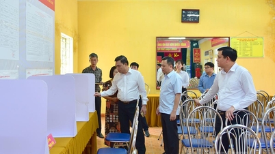 Ma The Hong, vicesecretaris van het provinciale partijcomité en voorzitter van het comité van het Vietnamese Vaderlandsfront in de provincie, inspecteerde de verkiezingsvoorbereidingen in de wijk Minh Xuan.