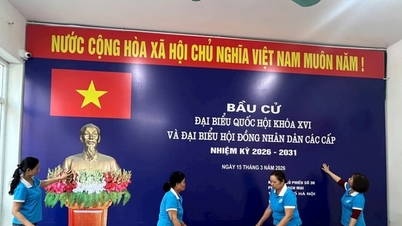 Bach Mai Ward joins hands to complete election work.