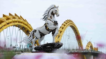 La mascotte du Cheval d'or continue de « briller » dans les espaces publics de Da Nang.