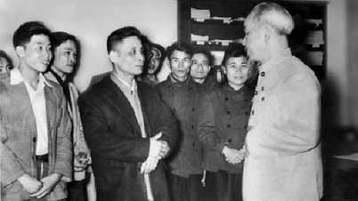 Les dirigeants du parti et le journal Nhan Dan