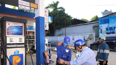 Le prix de l'essence RON95 a augmenté de plus de 2 000 VND par litre, approchant la barre des 30 000 VND à partir du 11 mars.