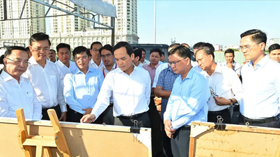 Ho Chi Minh-stadens partisekreterare Tran Luu Quang inspekterar framstegen i en rad projekt på Phu Tho Racecourse.