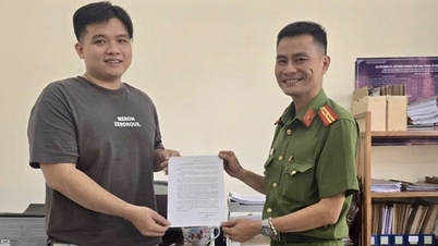 ตำรวจท้องที่ตรวจสอบข้อมูลและช่วยเหลือชาวบ้านในการชำระหนี้คืนเกือบ 1.3 พันล้านดองเวียดนาม