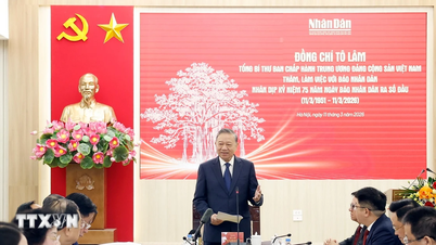 Le secrétaire général To Lam visite et collabore avec le journal Nhan Dan.