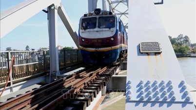 После столкновения барж суда возобновили движение под мостом Гэнь.